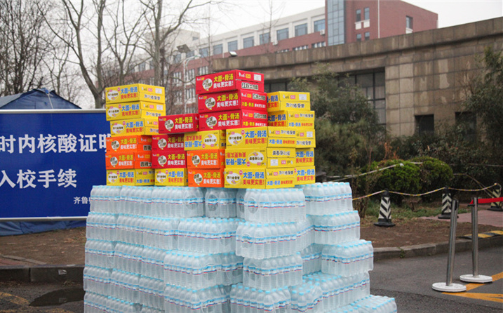 2月25日，山東金格瑞機(jī)械有限公司派代表來到齊魯師范學(xué)院捐贈(zèng)防疫物資，保障校園防疫物品備足備齊，助力學(xué)校的疫情防控工作。