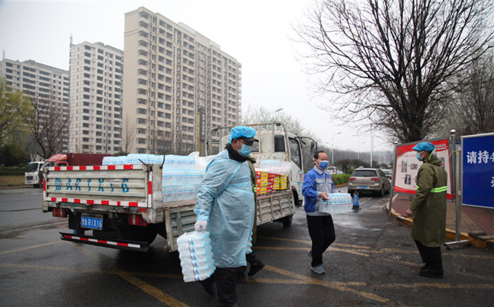 2月25日，山東金格瑞機(jī)械有限公司派代表來到齊魯師范學(xué)院捐贈(zèng)防疫物資，保障校園防疫物品備足備齊，助力學(xué)校的疫情防控工作。