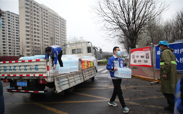 2月25日，山東金格瑞機(jī)械有限公司派代表來到齊魯師范學(xué)院捐贈(zèng)防疫物資，保障校園防疫物品備足備齊，助力學(xué)校的疫情防控工作。