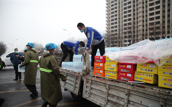 2月25日，山東金格瑞機(jī)械有限公司派代表來到齊魯師范學(xué)院捐贈(zèng)防疫物資，保障校園防疫物品備足備齊，助力學(xué)校的疫情防控工作。