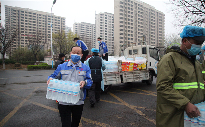 2月25日，山東金格瑞機(jī)械有限公司派代表來到齊魯師范學(xué)院捐贈(zèng)防疫物資，保障校園防疫物品備足備齊，助力學(xué)校的疫情防控工作。