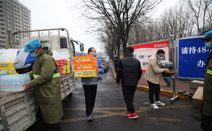 2月25日，山東金格瑞機(jī)械有限公司派代表來到齊魯師范學(xué)院捐贈(zèng)防疫物資，保障校園防疫物品備足備齊，助力學(xué)校的疫情防控工作。