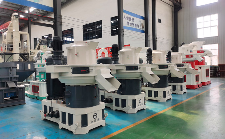 山東金格瑞顆粒機廠家負責免費提供制粒生產(chǎn)線方案，為每一位客戶進行試機；產(chǎn)品使用中，我們給客戶提供“保姆式”服務(wù)，定期進行電話回訪，定期進行現(xiàn)場專訪；讓您在產(chǎn)品使用過程中，放心、安心、舒心