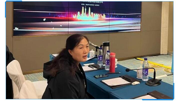 集團財務(wù)總監(jiān)劉清華在聽取了銷售部門的數(shù)據(jù)對比與銷售人員的分析后，她提出應(yīng)該加強客戶的銷售服務(wù)