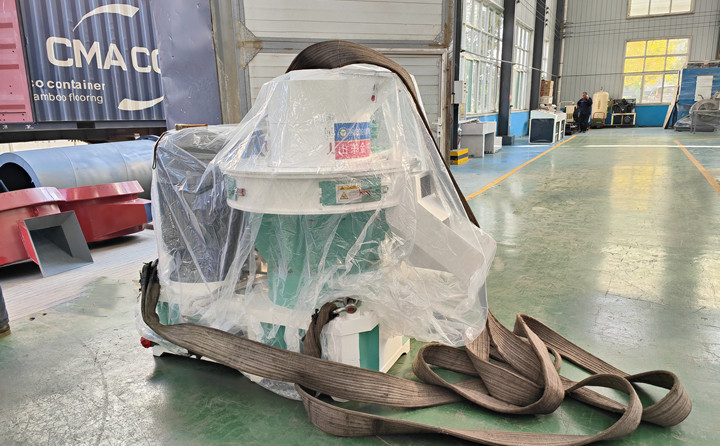 顆粒機(jī)單機(jī)時產(chǎn)量可以達(dá)到0.7-1噸，一天按照10小時計算，可以產(chǎn)出7-10噸成品顆粒，按照1噸顆粒最低100元錢利潤來計算，一天的利潤可以達(dá)到700-1000元。