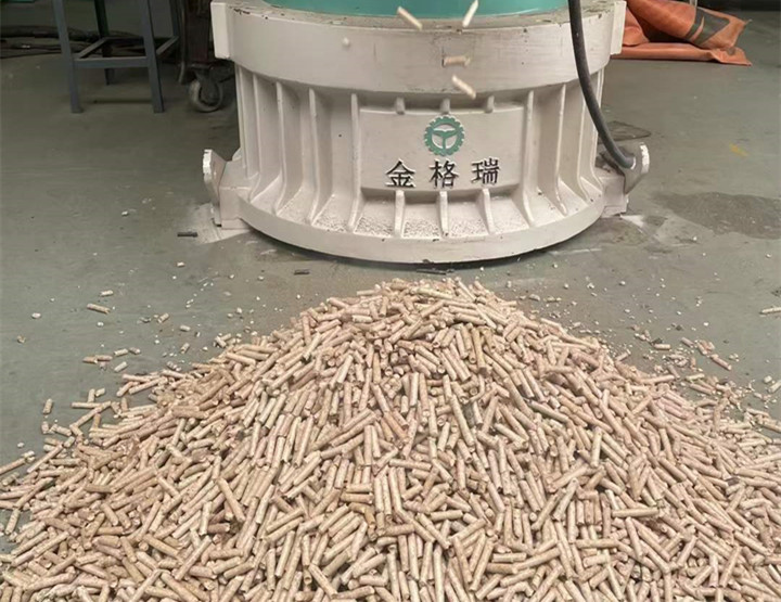 木屑顆粒機(jī)加工環(huán)保燃料顆粒，用綠色昭示未來