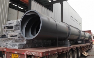 鋸末顆粒機裝車發(fā)貨，已做好安全防護