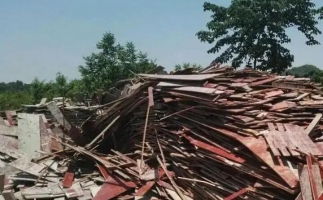 模板拆遷料木托盤用鋸末顆粒機(jī)這樣處理省時(shí)省力又賺錢！